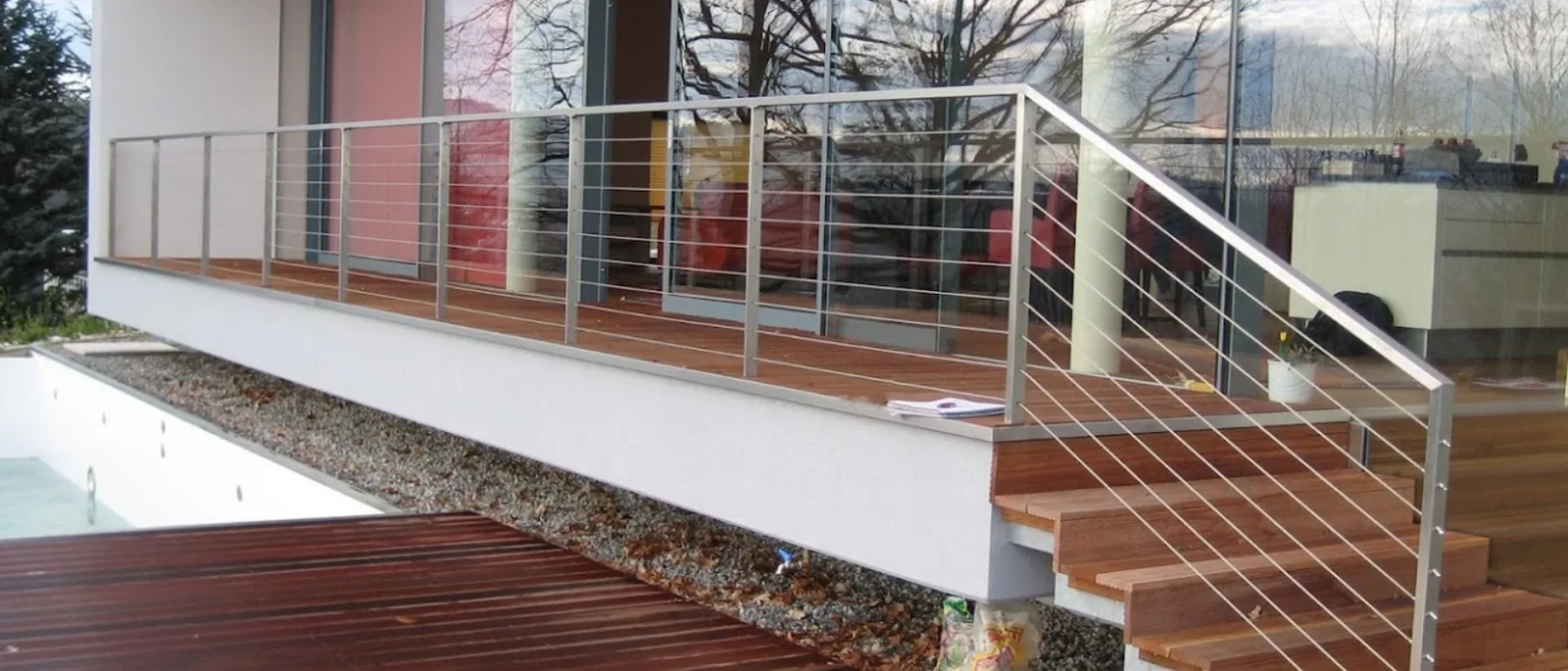 Geländer mit horizontalen Edelstahlseilen und Holzbelag