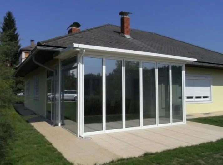 Verglaster Wintergarten an einem Wohnhaus