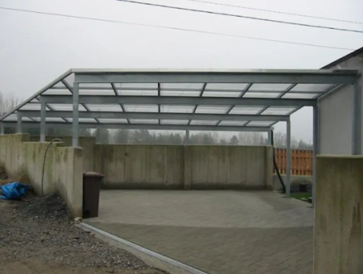 Carport mit Metallrahmen und transparenter Überdachung