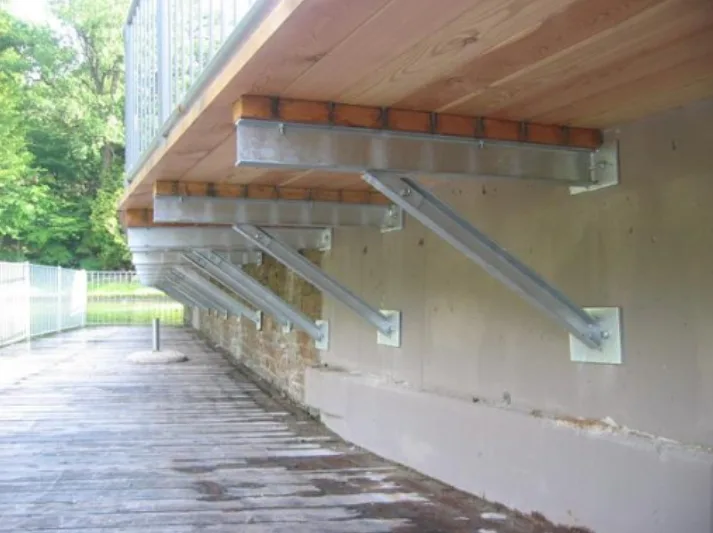 Stahlträger unter einer Holzkonstruktion