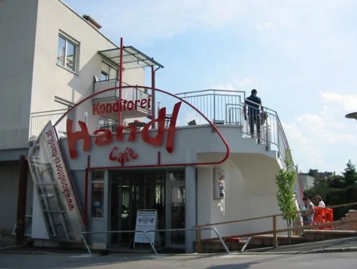 Gebäude mit außenliegender Stiegen- und Balkonkonstruktion