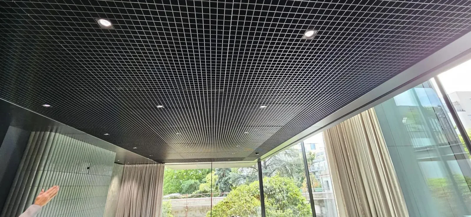 Metallraster als Decken- und Fassadendetail